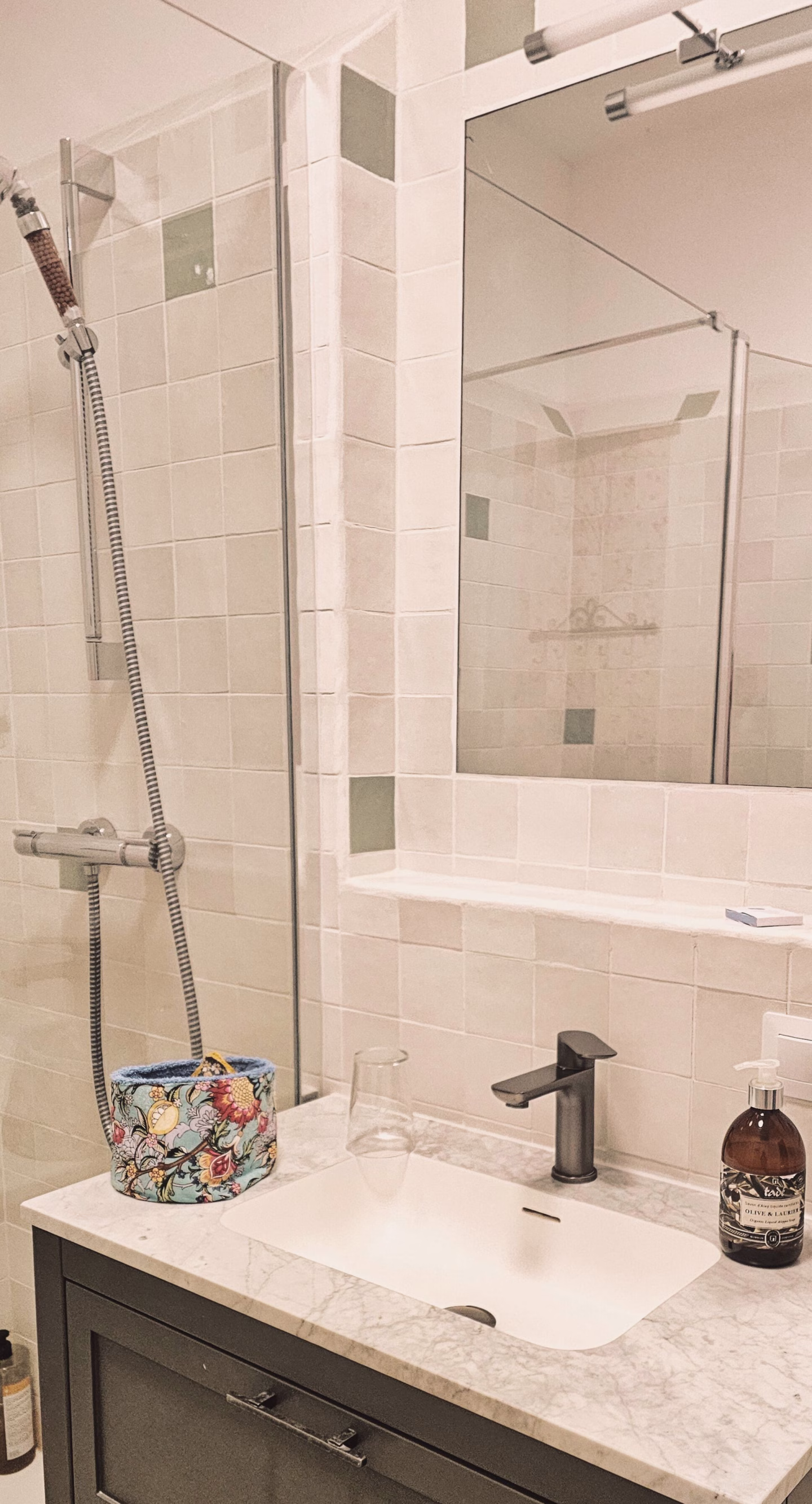 salle de bain suite des demoiselles chateau de mezerville chambre d'hôtes Aude