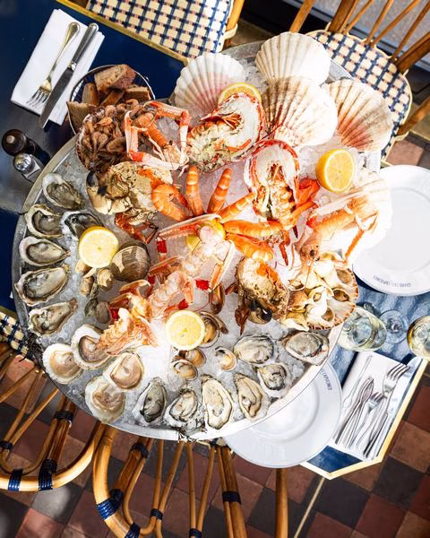 Plateau de fruits de mer frais.