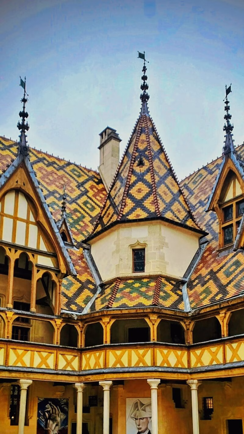 Les Hospices de Beaune France le toit aux tuiles vernissées
