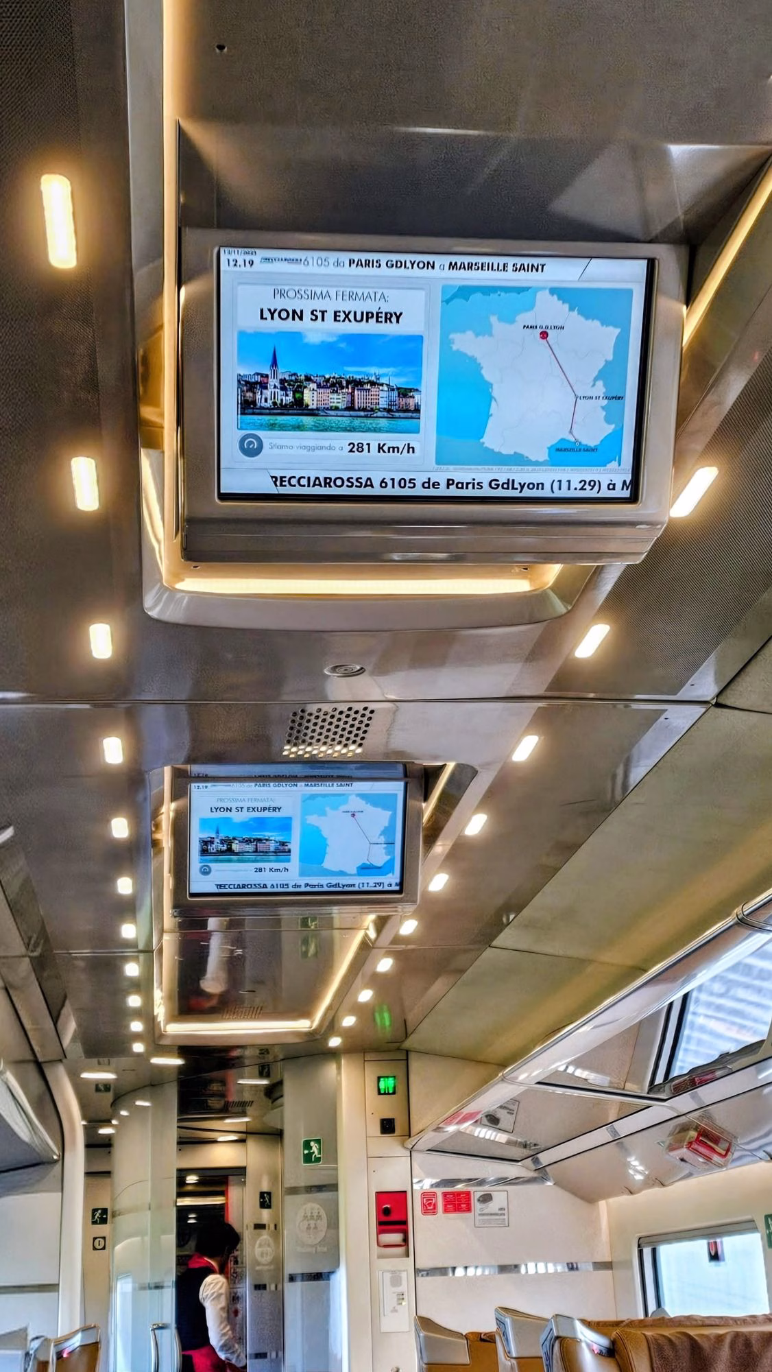Trenitalia panneaux d'informations dans le train