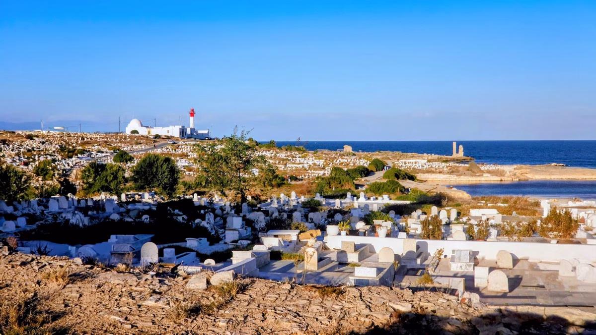 Cimetière près de la mer.