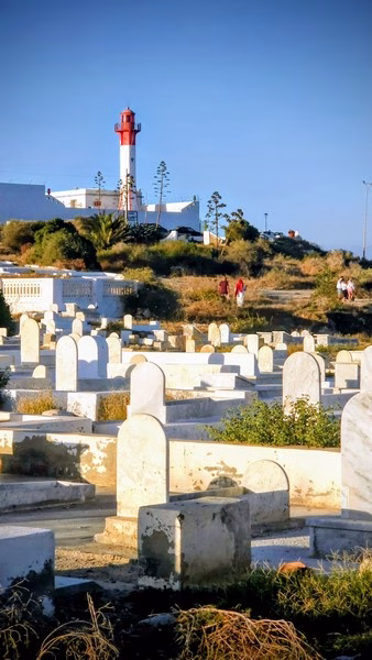 Cimetière avec phare en arrière-plan