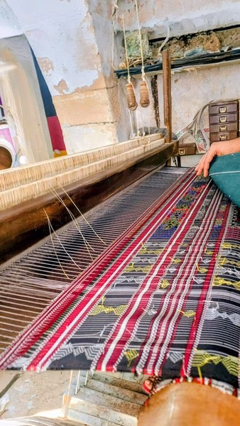 Métier à tisser avec motifs colorés
