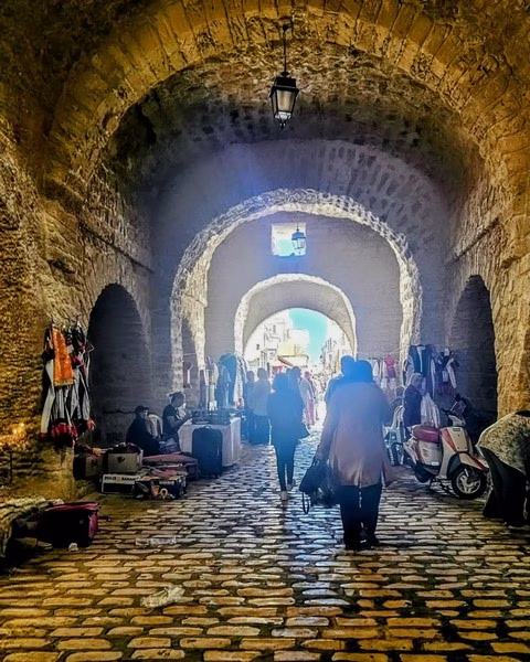 Passage animé avec des marchands.