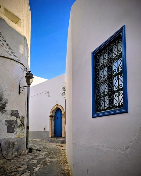 Rue étroite avec porte bleue