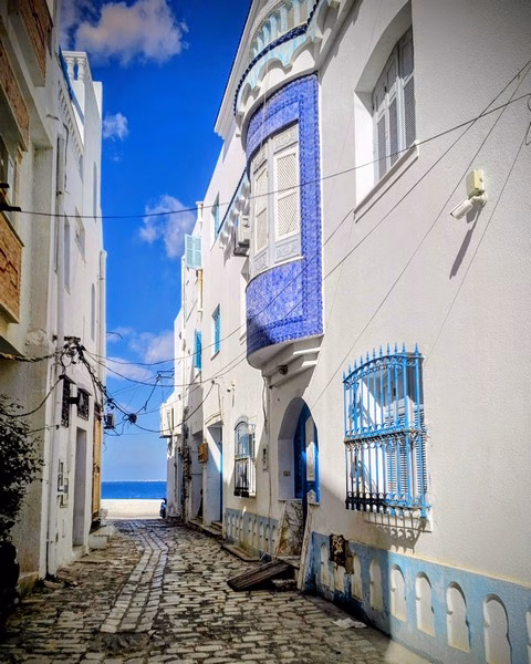 Rue étroite avec mer visible
