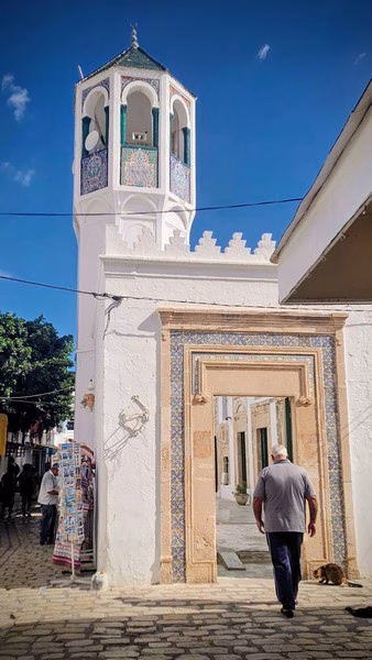 Homme marchant vers une porte