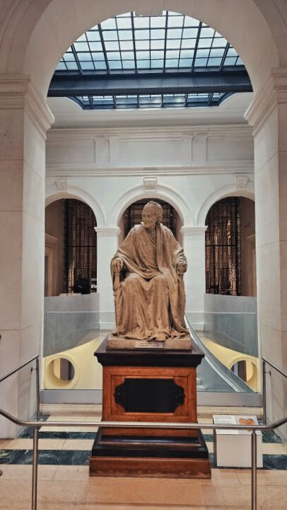 Statue majestueuse dans un musée.