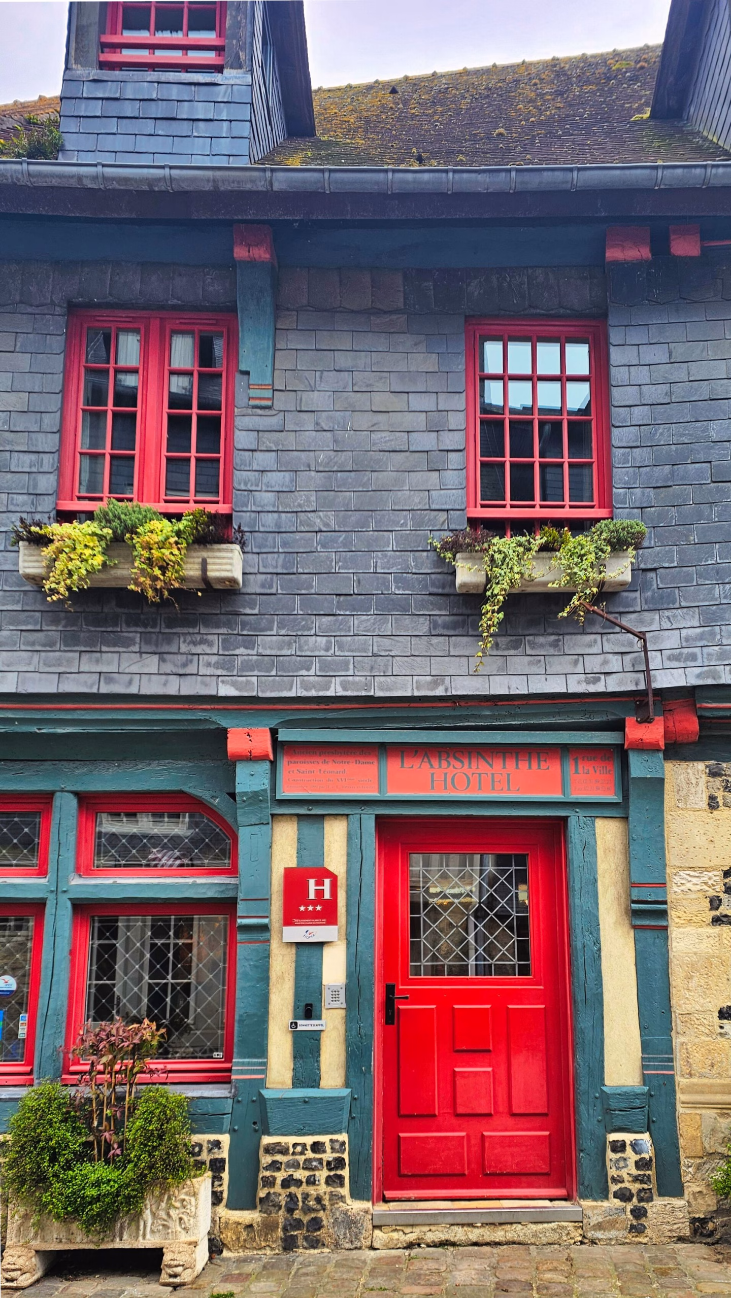 façade hôtel l'absinthe à Honfleur