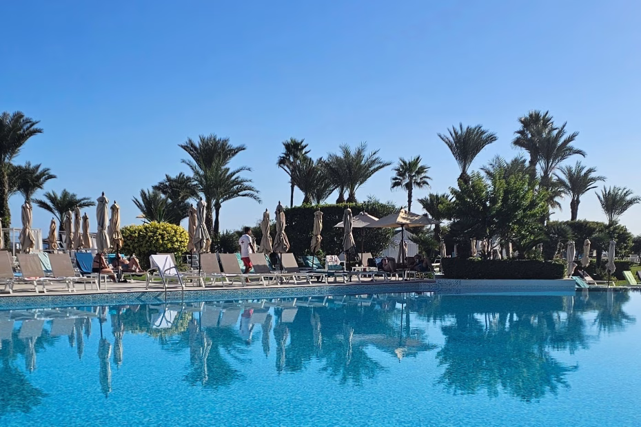 Piscine, palmiers, ciel bleu, détente sejour all inclusive femme seule