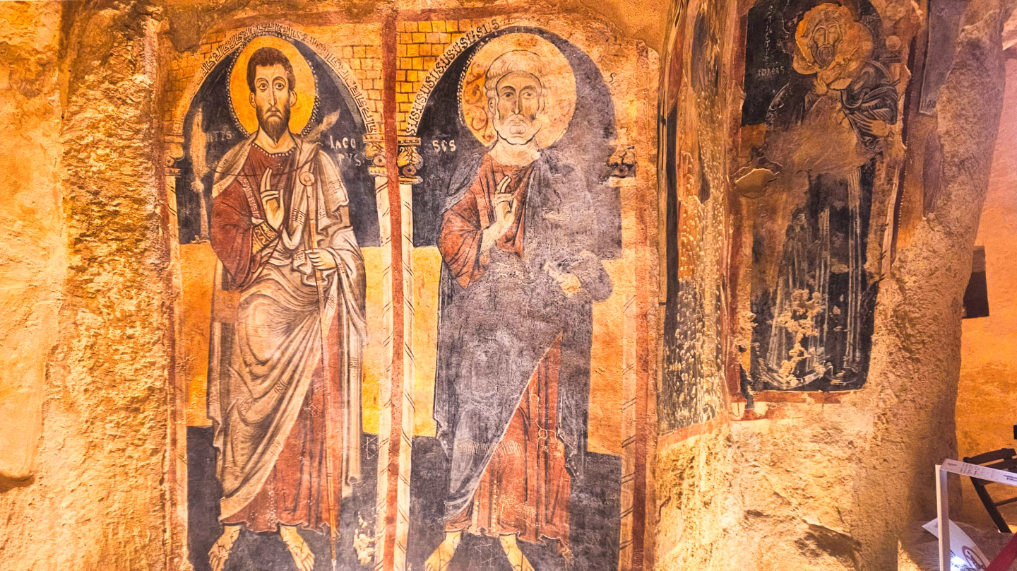 Fresques religieuses anciennes sur mur