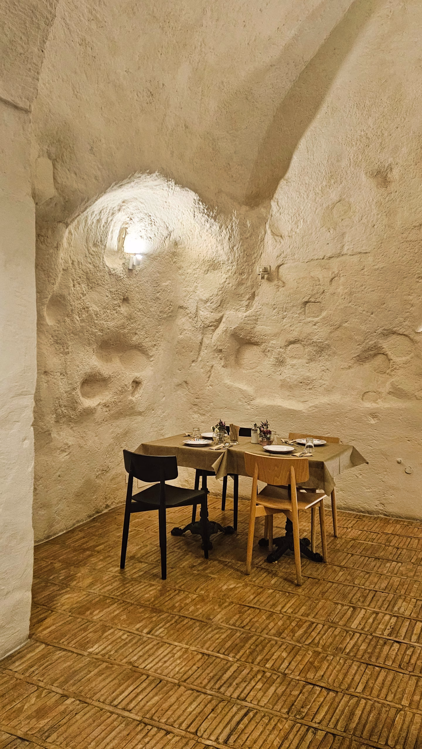 Salle à manger dans une grotte