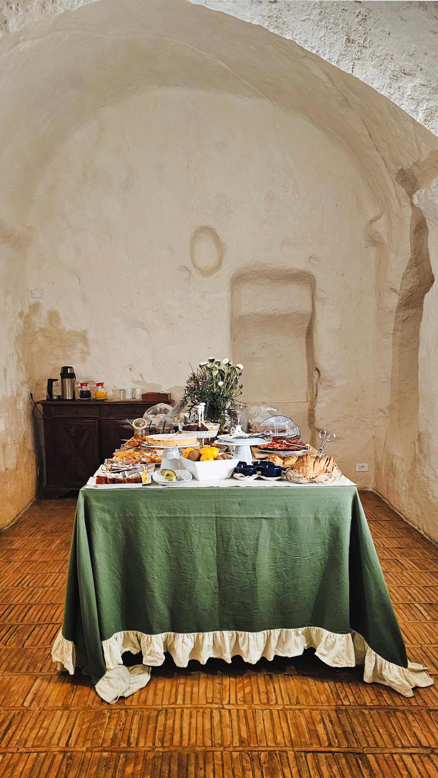 Table de buffet dans une pièce