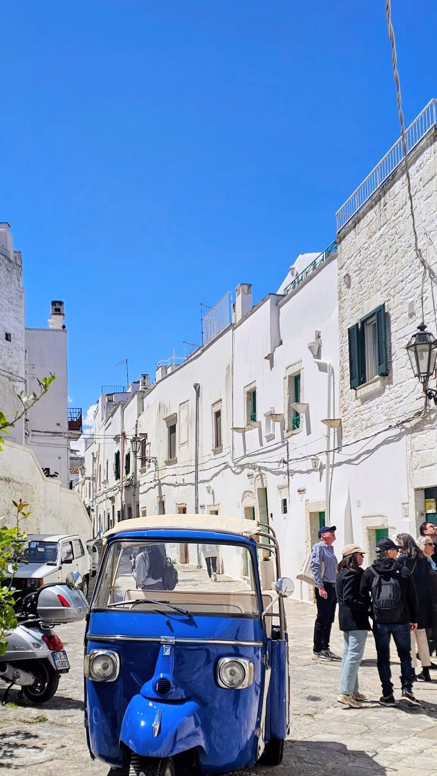 Road trip dans les Pouilles : mon itinéraire de 7 jours en solo 11 Ruelle pittoresque avec véhicules colorés