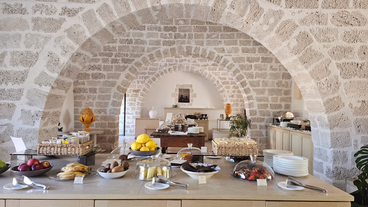 Buffet de petit-déjeuner élégant et varié.