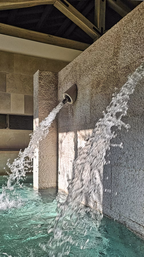 Eau jaillit d'une paroi en pierre.spa relais histo pouilles