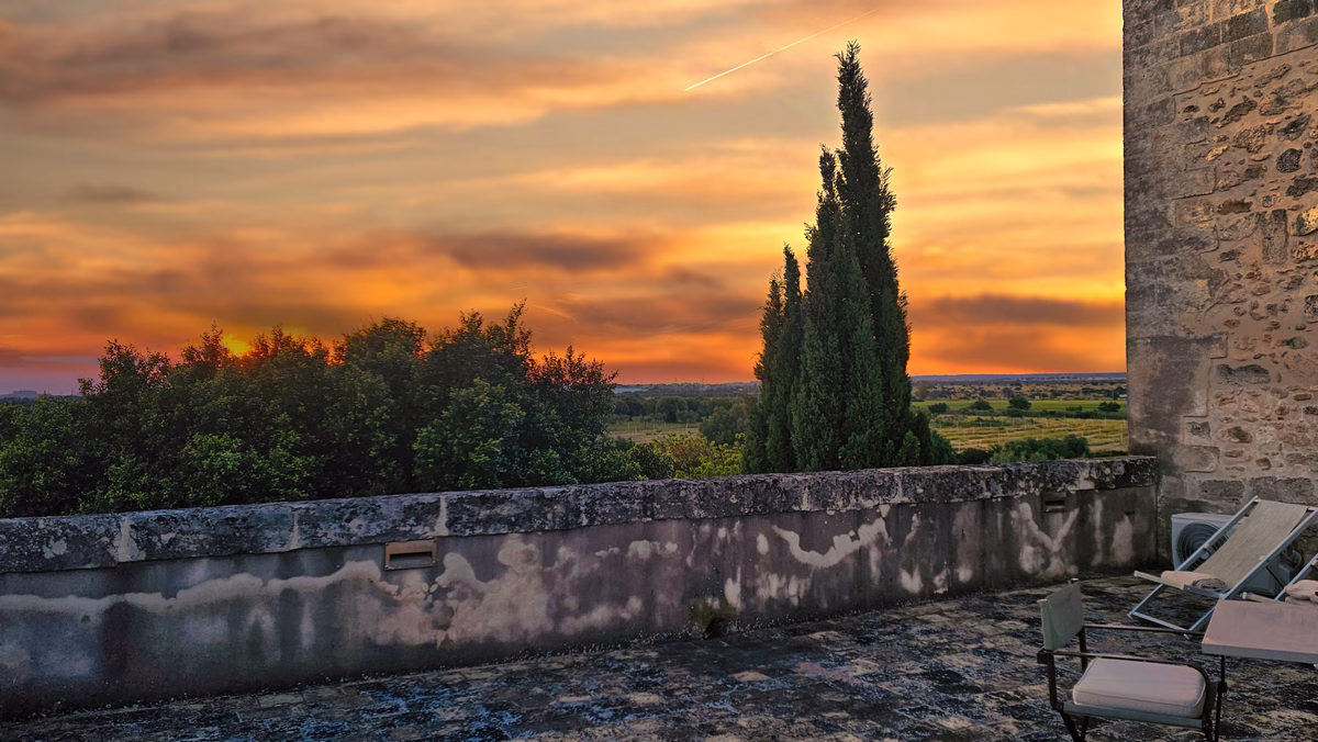 Coucher de soleil sur la terrasse. Masseria relais histo Tarento luxe Pouilles