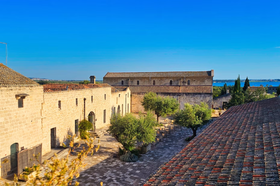 Vue d'un ancien bâtiment et paysage Masseria Histo Tarento quand les pouilles vous offrent le grand luxe