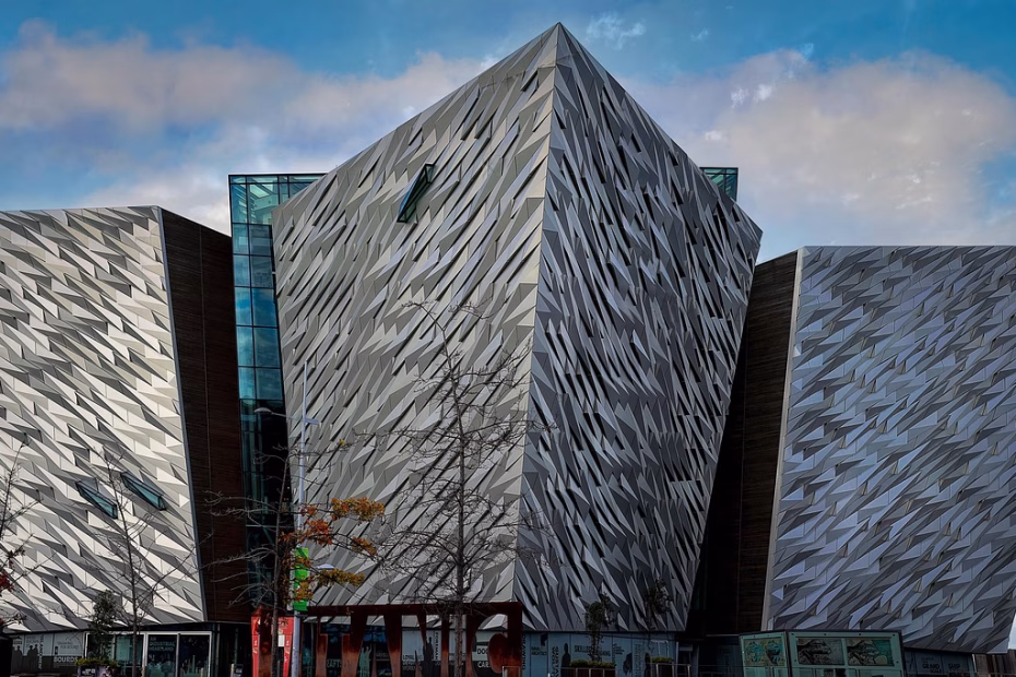 Dublin et Belfast sans voiture : 5 jours en Irlande à petit budget à 62 ans 1 Musée moderne de Titanic à Belfast