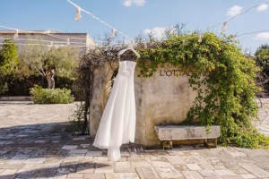 Robe de mariée suspendue à l'extérieur
