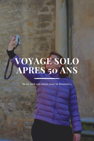 Voyage solo à 50 ans : on ne part pas seule pour se trouver, mais parce qu'on a arrêté d'attendre 3 Femme prenant un selfie en voyage.